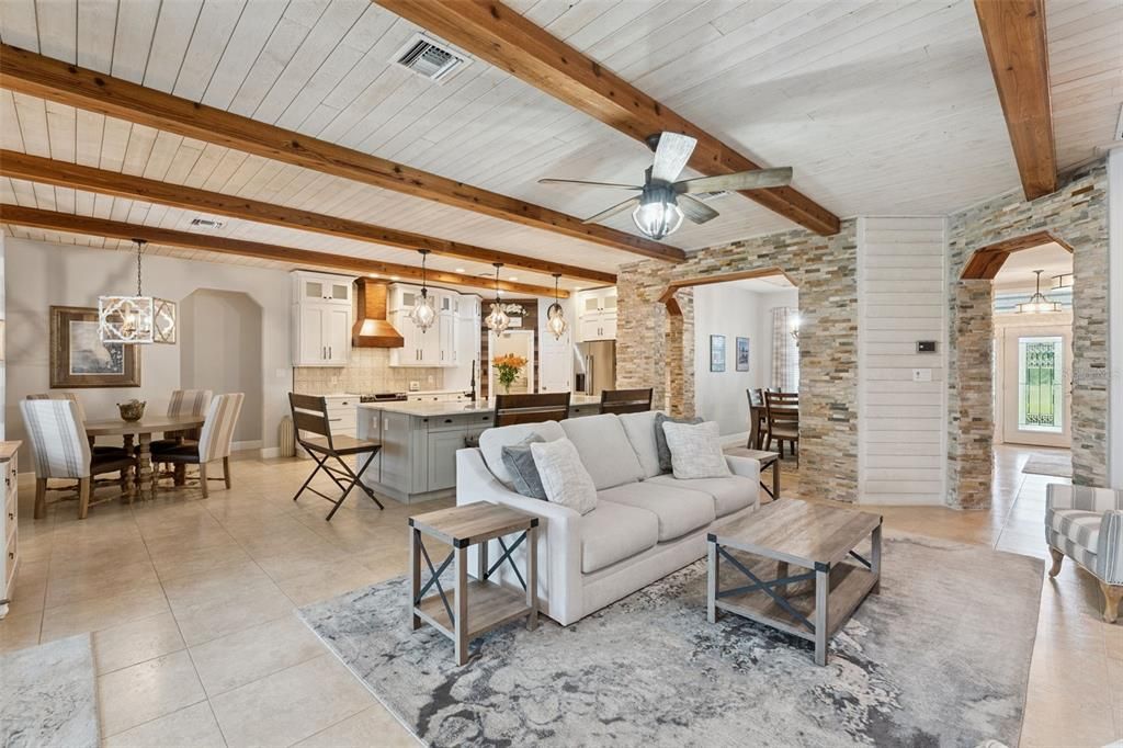 Activo con contrato: $825,000 (5 camas, 3 baños, 2860 Pies cuadrados)