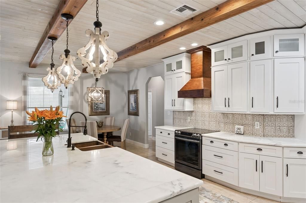 Activo con contrato: $825,000 (5 camas, 3 baños, 2860 Pies cuadrados)