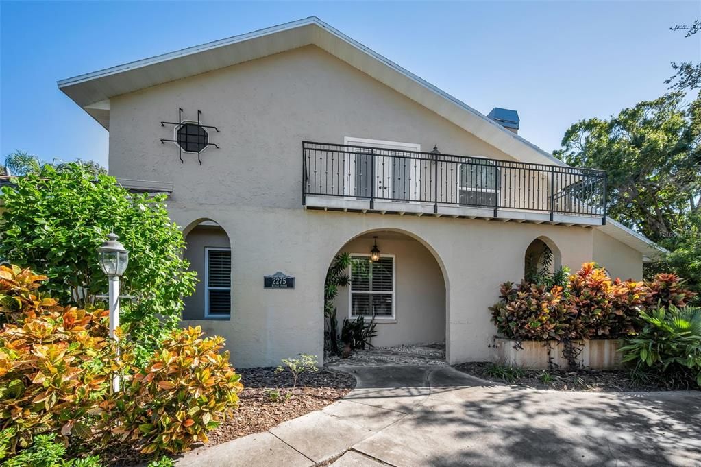 合同活跃: $1,190,000 (4 贝兹, 4 浴室, 3850 平方英尺)