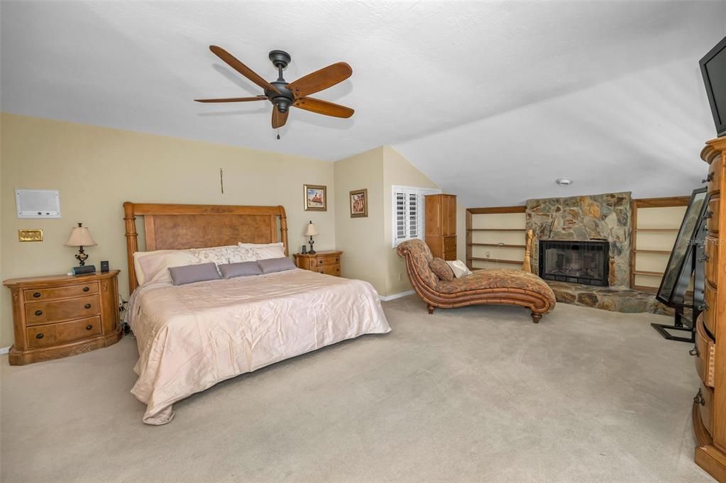 合同活跃: $1,190,000 (4 贝兹, 4 浴室, 3850 平方英尺)