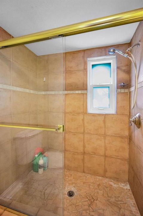 合同活跃: $1,190,000 (4 贝兹, 4 浴室, 3850 平方英尺)