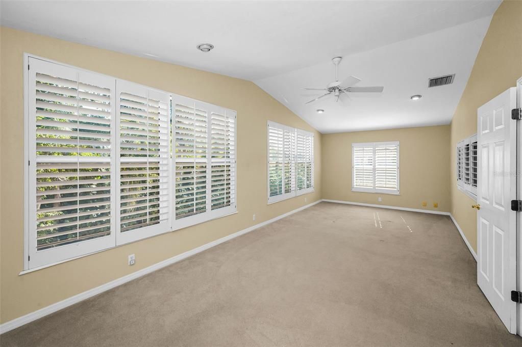 合同活跃: $1,190,000 (4 贝兹, 4 浴室, 3850 平方英尺)