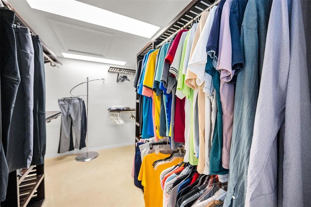 合同活跃: $1,190,000 (4 贝兹, 4 浴室, 3850 平方英尺)