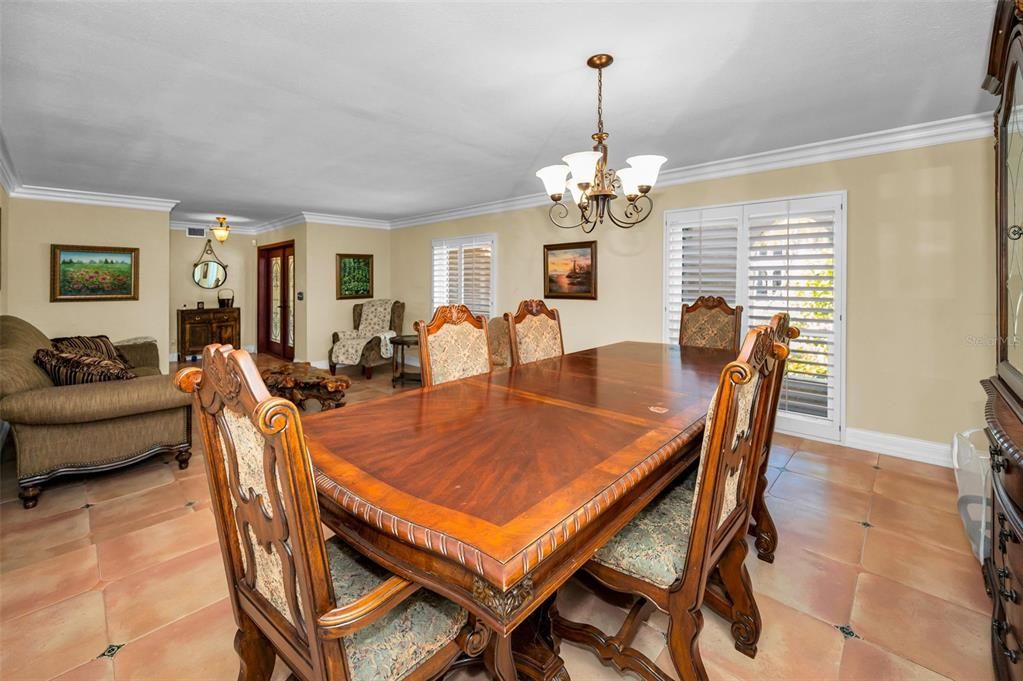 合同活跃: $1,190,000 (4 贝兹, 4 浴室, 3850 平方英尺)