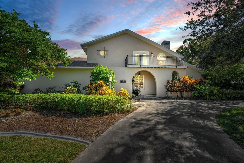 合同活跃: $1,190,000 (4 贝兹, 4 浴室, 3850 平方英尺)