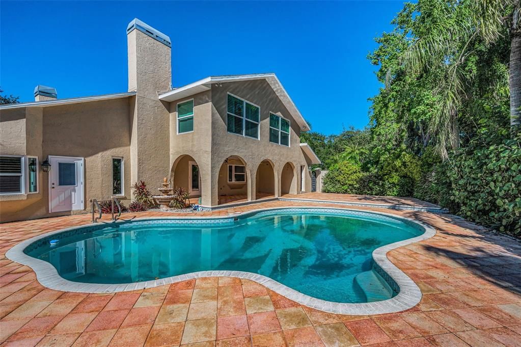 合同活跃: $1,190,000 (4 贝兹, 4 浴室, 3850 平方英尺)