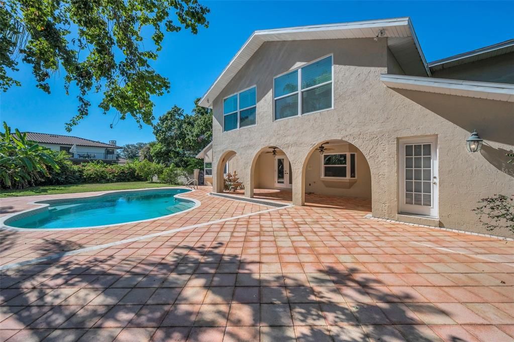 合同活跃: $1,190,000 (4 贝兹, 4 浴室, 3850 平方英尺)