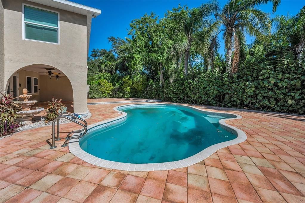 合同活跃: $1,190,000 (4 贝兹, 4 浴室, 3850 平方英尺)