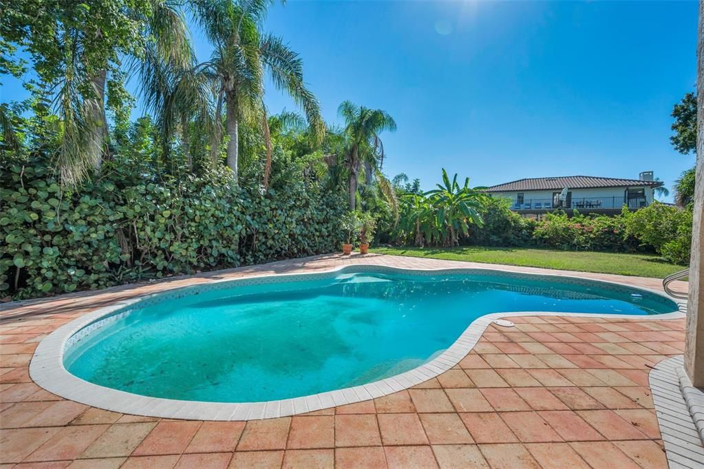 合同活跃: $1,190,000 (4 贝兹, 4 浴室, 3850 平方英尺)