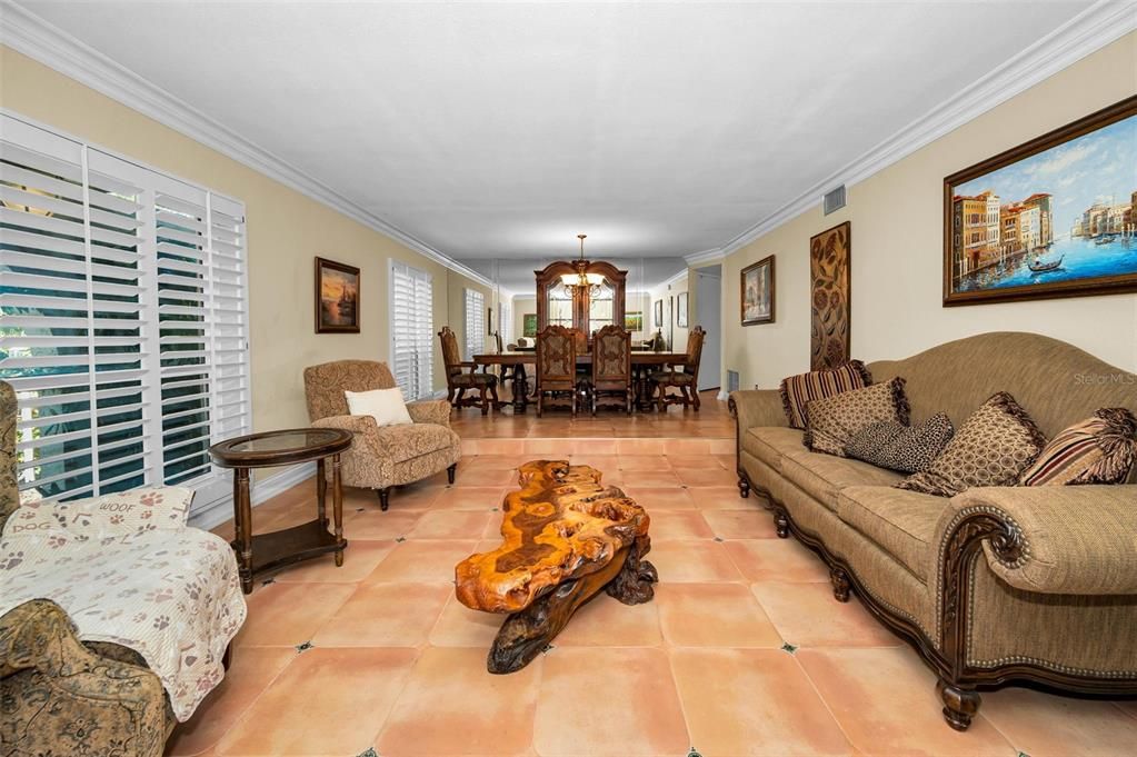 合同活跃: $1,190,000 (4 贝兹, 4 浴室, 3850 平方英尺)