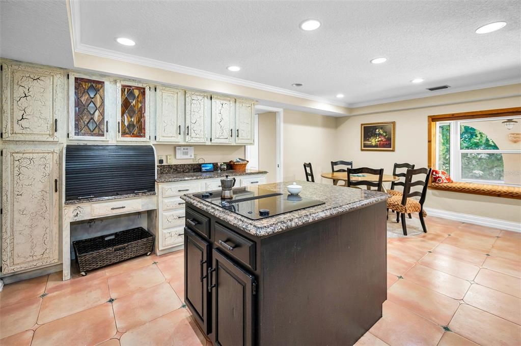 合同活跃: $1,190,000 (4 贝兹, 4 浴室, 3850 平方英尺)