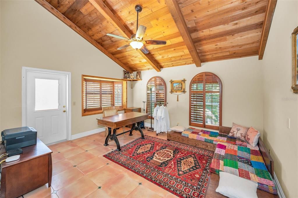 合同活跃: $1,190,000 (4 贝兹, 4 浴室, 3850 平方英尺)