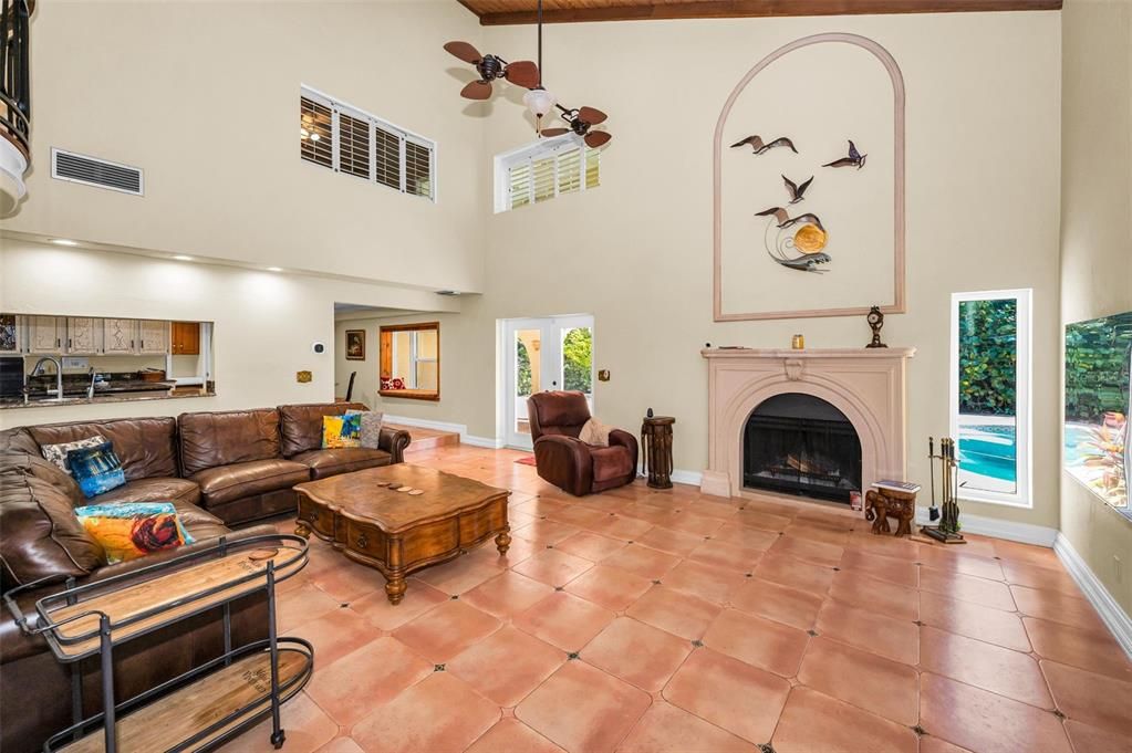 合同活跃: $1,190,000 (4 贝兹, 4 浴室, 3850 平方英尺)