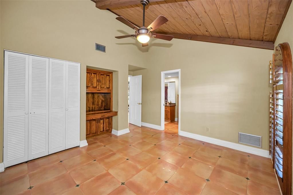 合同活跃: $1,190,000 (4 贝兹, 4 浴室, 3850 平方英尺)