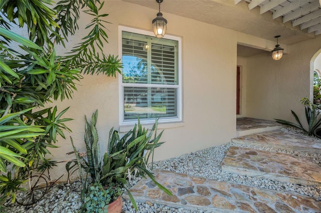 合同活跃: $1,190,000 (4 贝兹, 4 浴室, 3850 平方英尺)