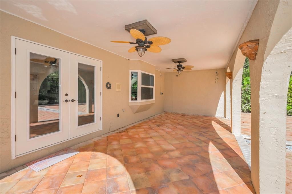 合同活跃: $1,190,000 (4 贝兹, 4 浴室, 3850 平方英尺)