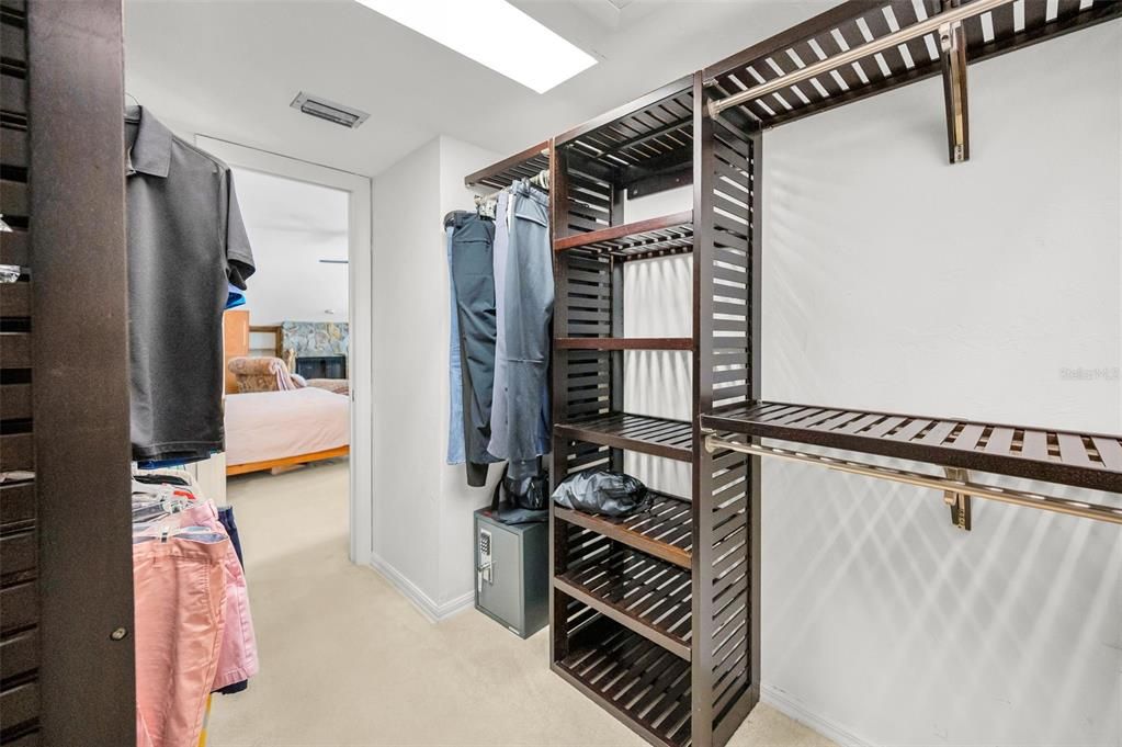 合同活跃: $1,190,000 (4 贝兹, 4 浴室, 3850 平方英尺)