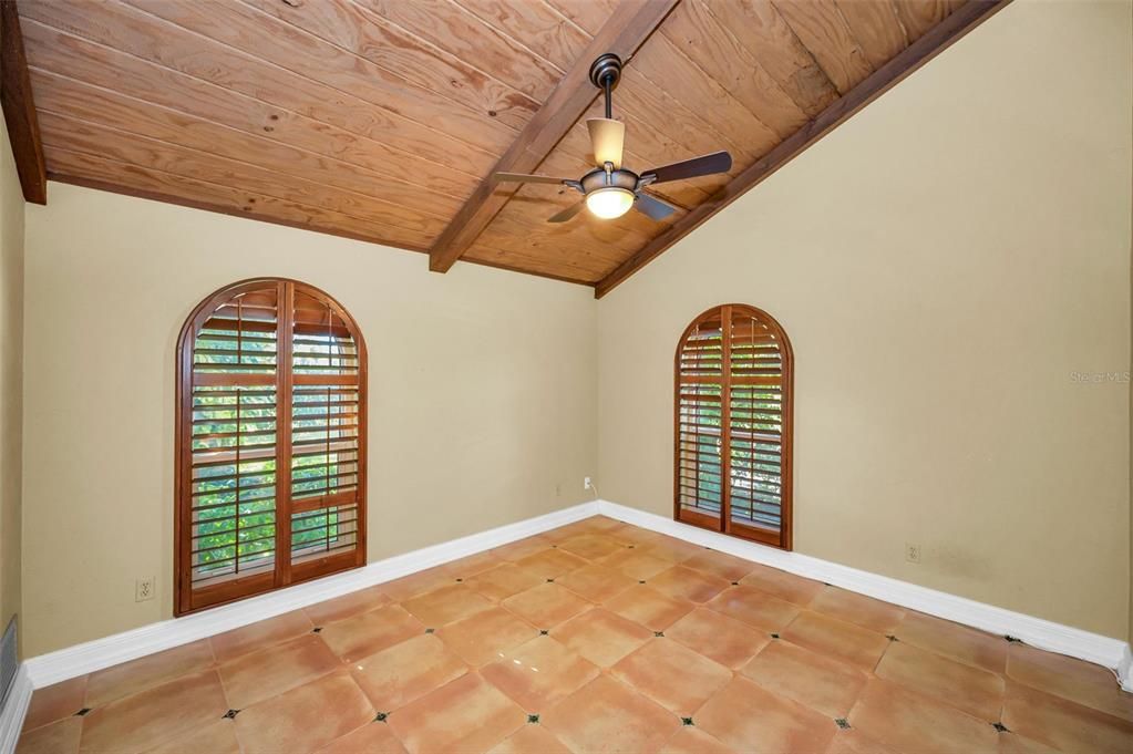 合同活跃: $1,190,000 (4 贝兹, 4 浴室, 3850 平方英尺)