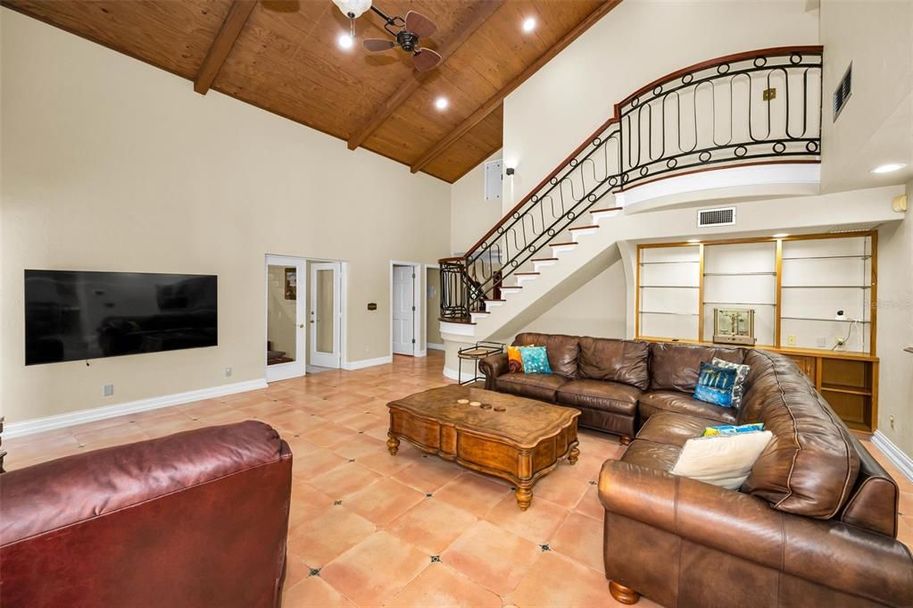 合同活跃: $1,190,000 (4 贝兹, 4 浴室, 3850 平方英尺)