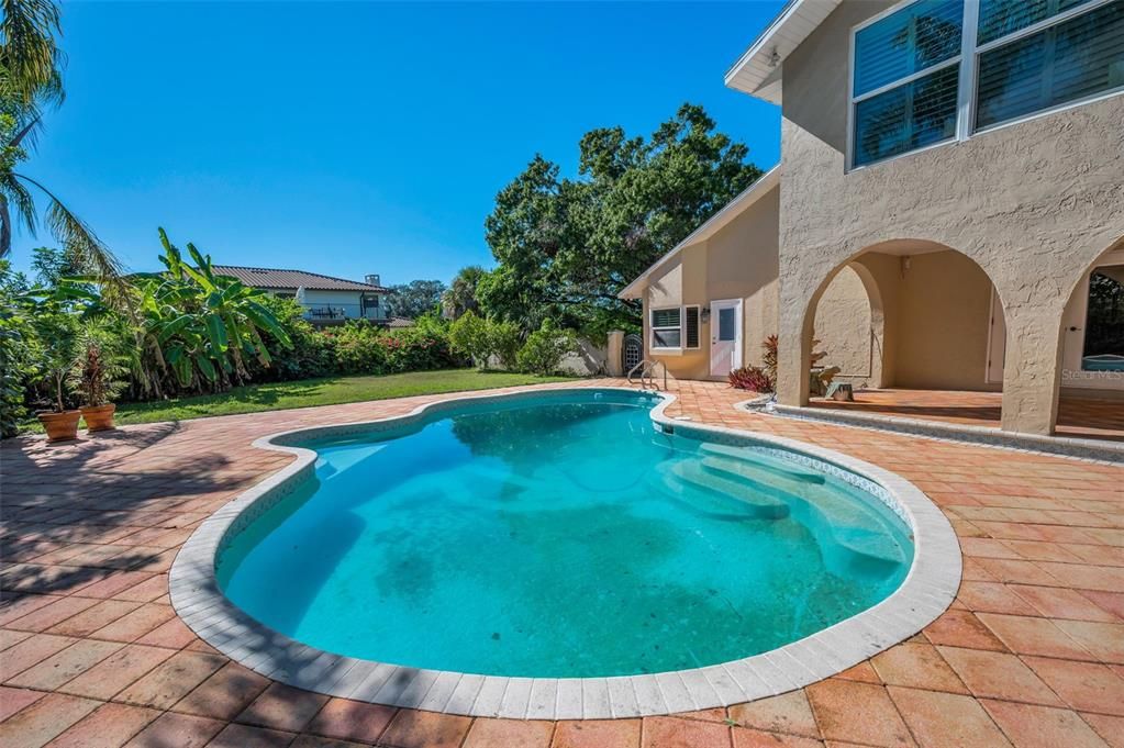 合同活跃: $1,190,000 (4 贝兹, 4 浴室, 3850 平方英尺)