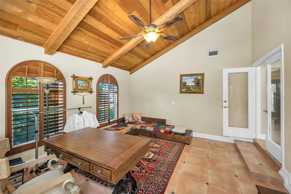 合同活跃: $1,190,000 (4 贝兹, 4 浴室, 3850 平方英尺)