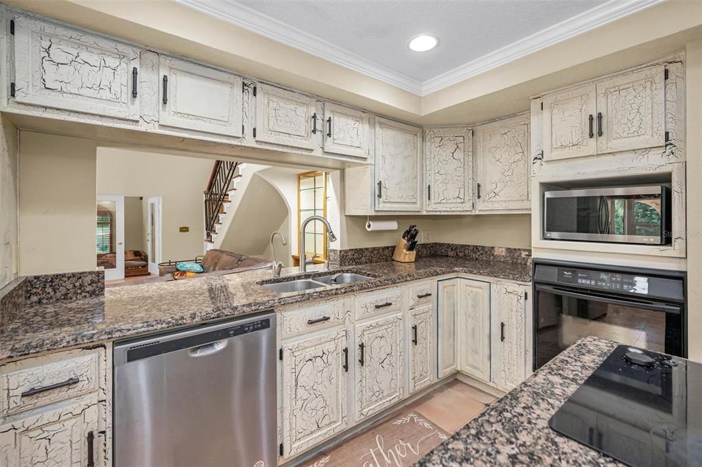 合同活跃: $1,190,000 (4 贝兹, 4 浴室, 3850 平方英尺)