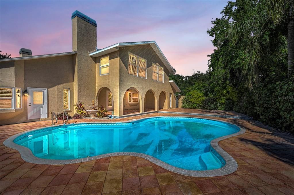 合同活跃: $1,190,000 (4 贝兹, 4 浴室, 3850 平方英尺)