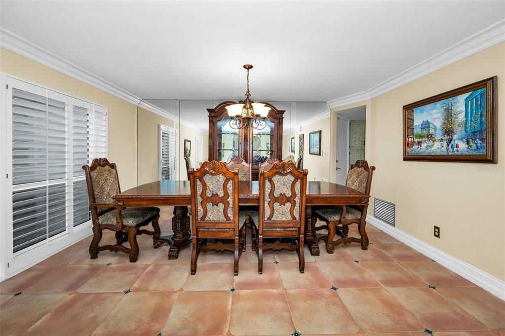 合同活跃: $1,190,000 (4 贝兹, 4 浴室, 3850 平方英尺)