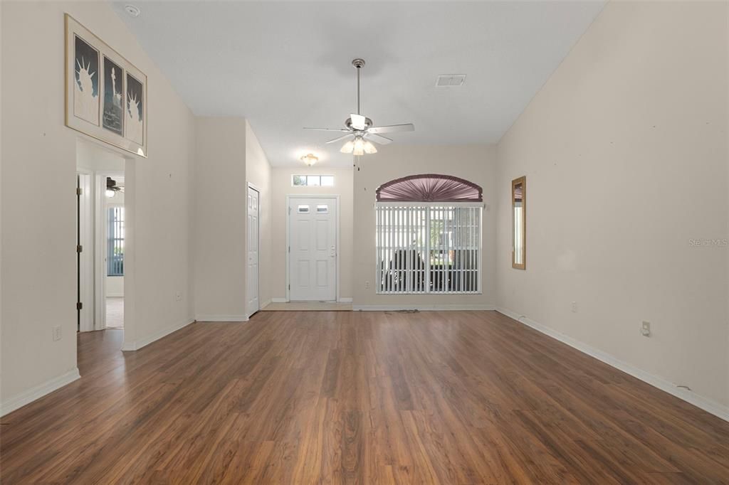 待售: $229,900 (2 贝兹, 2 浴室, 1412 平方英尺)