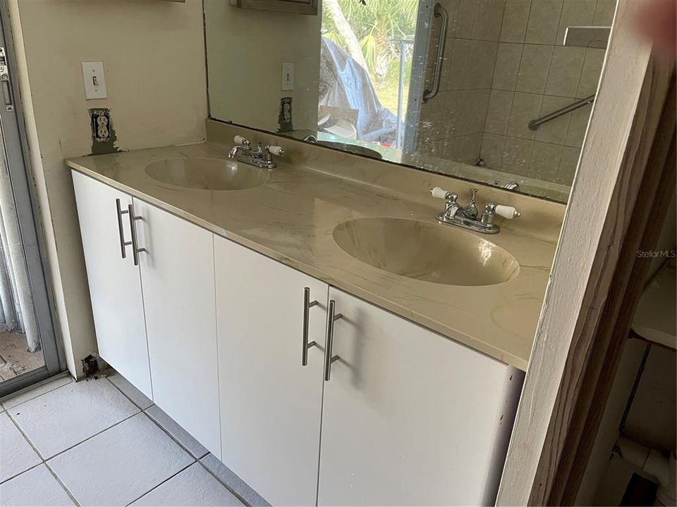 Под контрактом: $1,150,000 (3 спален, 3 ванн, 1510 Квадратных фут)