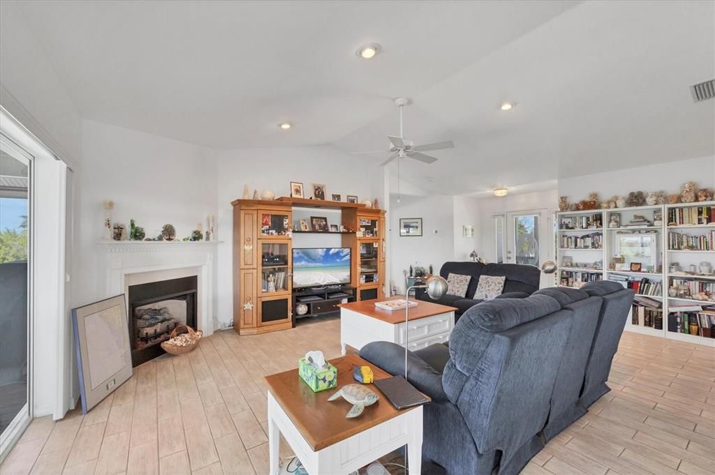 En Venta: $1,095,000 (3 camas, 2 baños, 1446 Pies cuadrados)