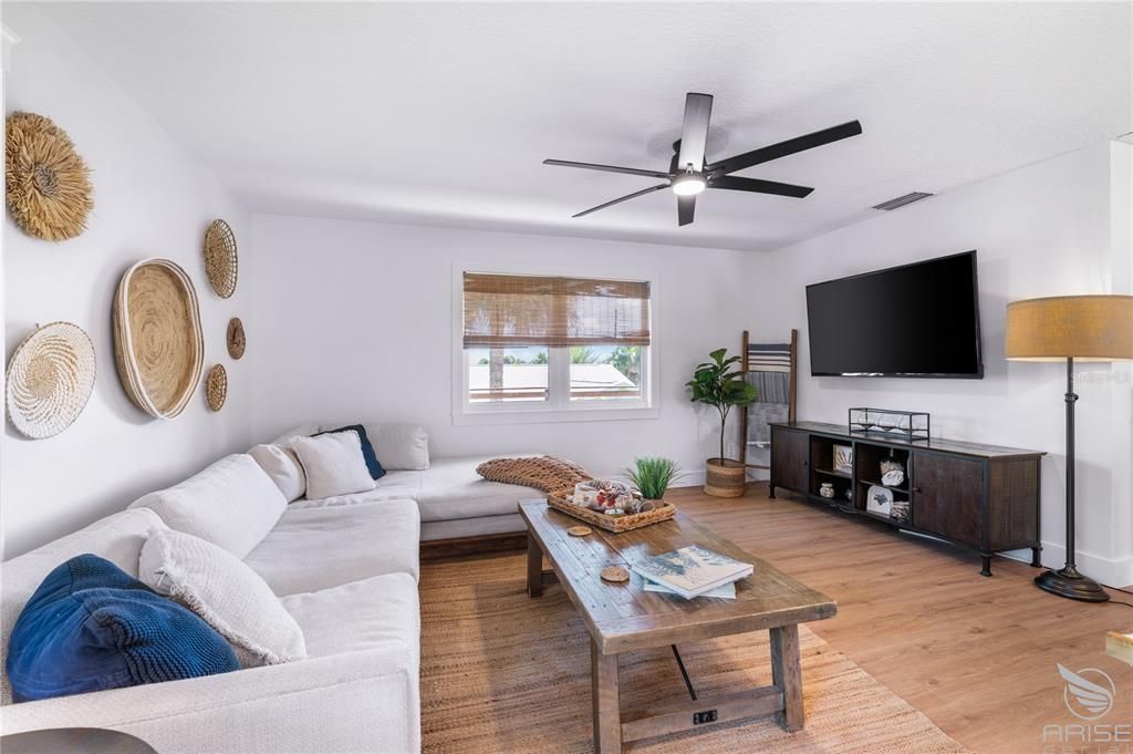 На продажу: $1,150,000 (3 спален, 2 ванн, 1664 Квадратных фут)