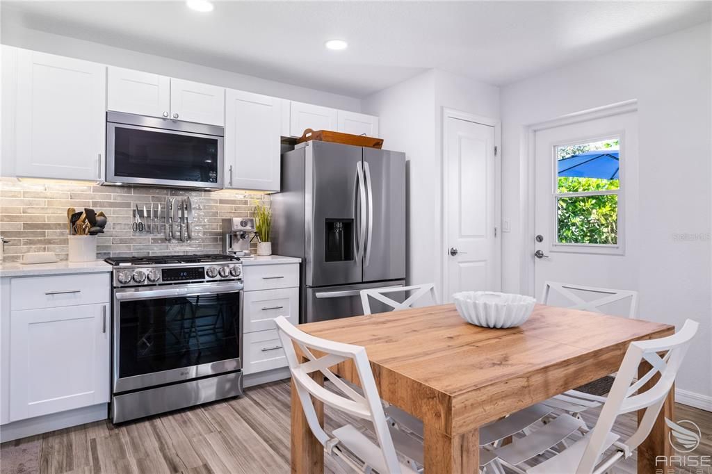 На продажу: $1,150,000 (3 спален, 2 ванн, 1664 Квадратных фут)