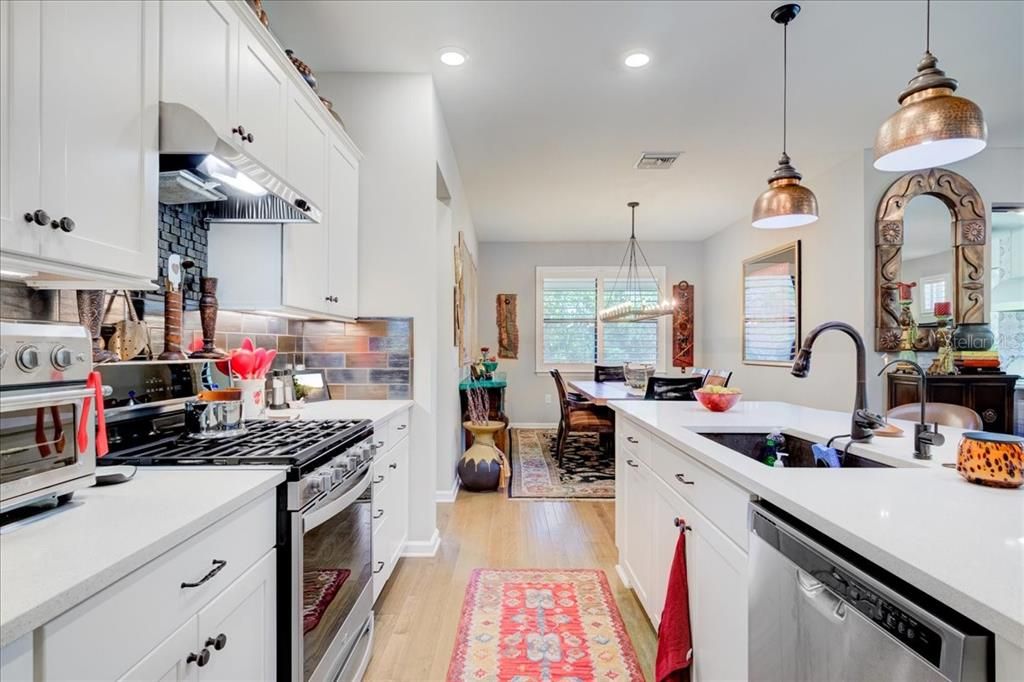 待售: $678,000 (2 贝兹, 2 浴室, 1894 平方英尺)