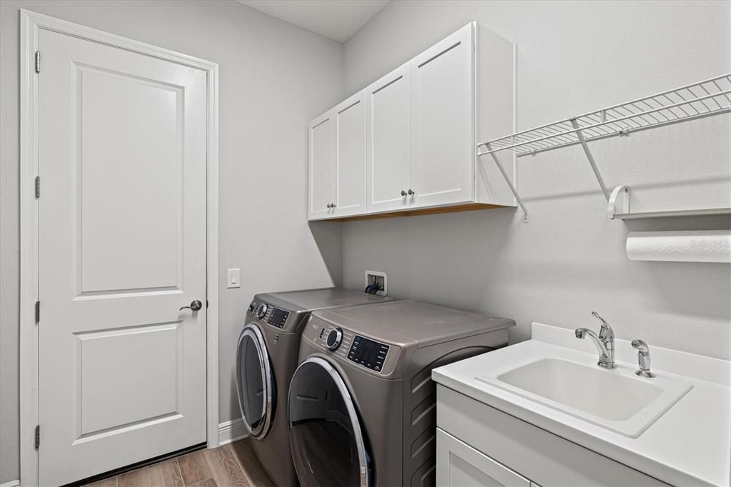 For Sale: $899,000 (3 beds, 3 baths, 2563 Square Feet)