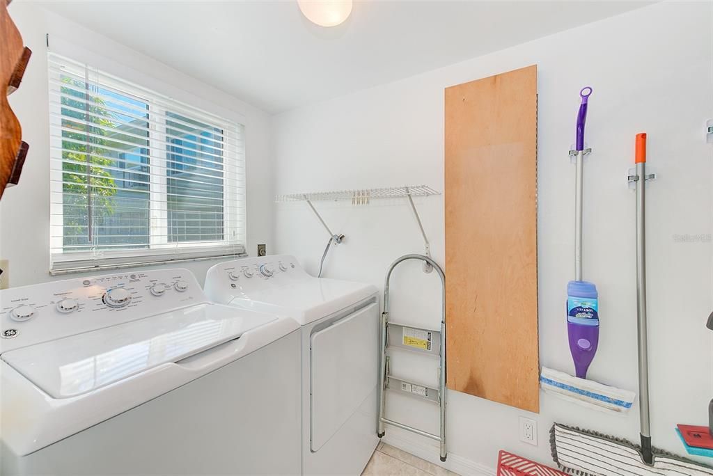 For Sale: $265,000 (2 beds, 2 baths, 1725 Square Feet)