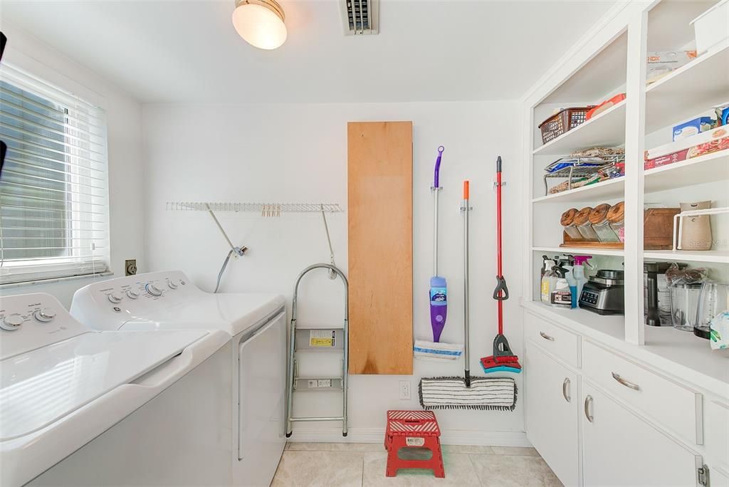 For Sale: $265,000 (2 beds, 2 baths, 1725 Square Feet)