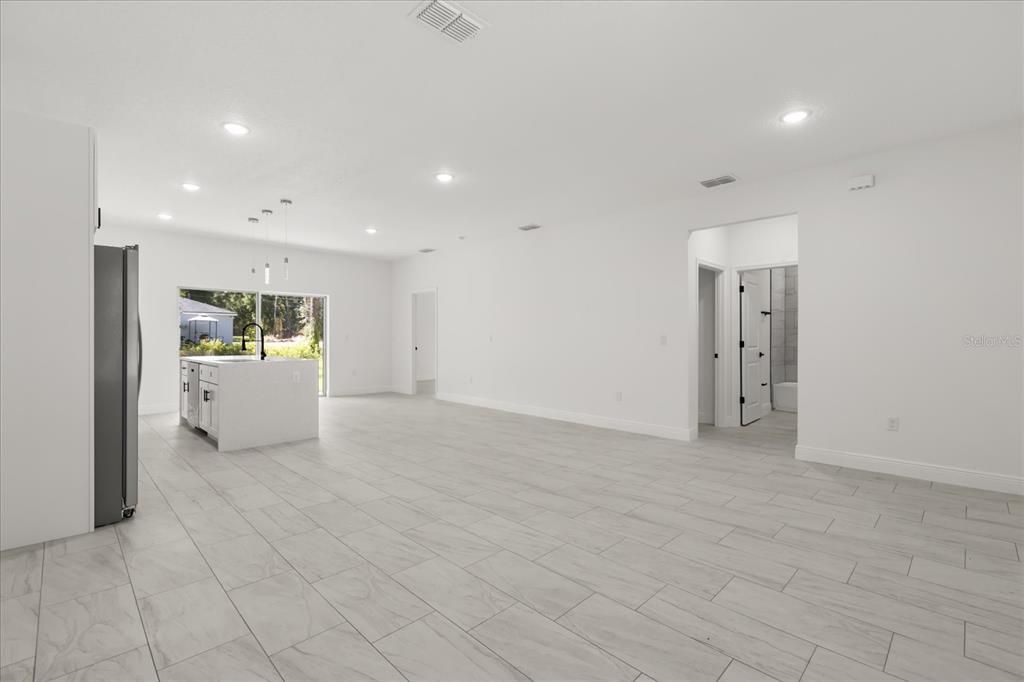 For Sale: $294,999 (4 beds, 2 baths, 1661 Square Feet)