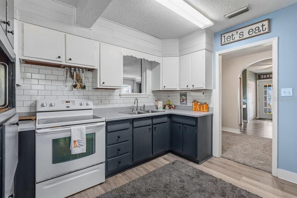 For Sale: $299,000 (3 beds, 1 baths, 1331 Square Feet)