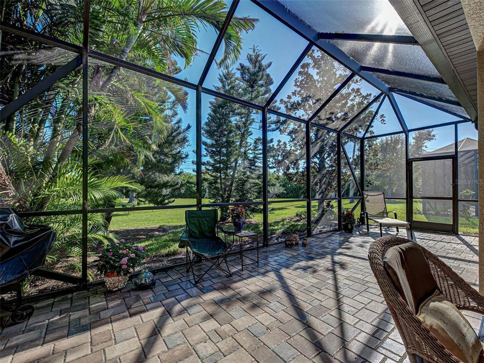 For Sale: $489,000 (2 beds, 2 baths, 1916 Square Feet)