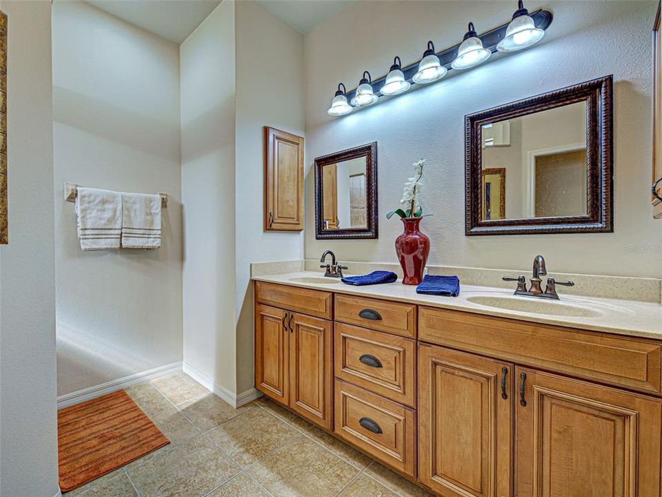 For Sale: $489,000 (2 beds, 2 baths, 1916 Square Feet)