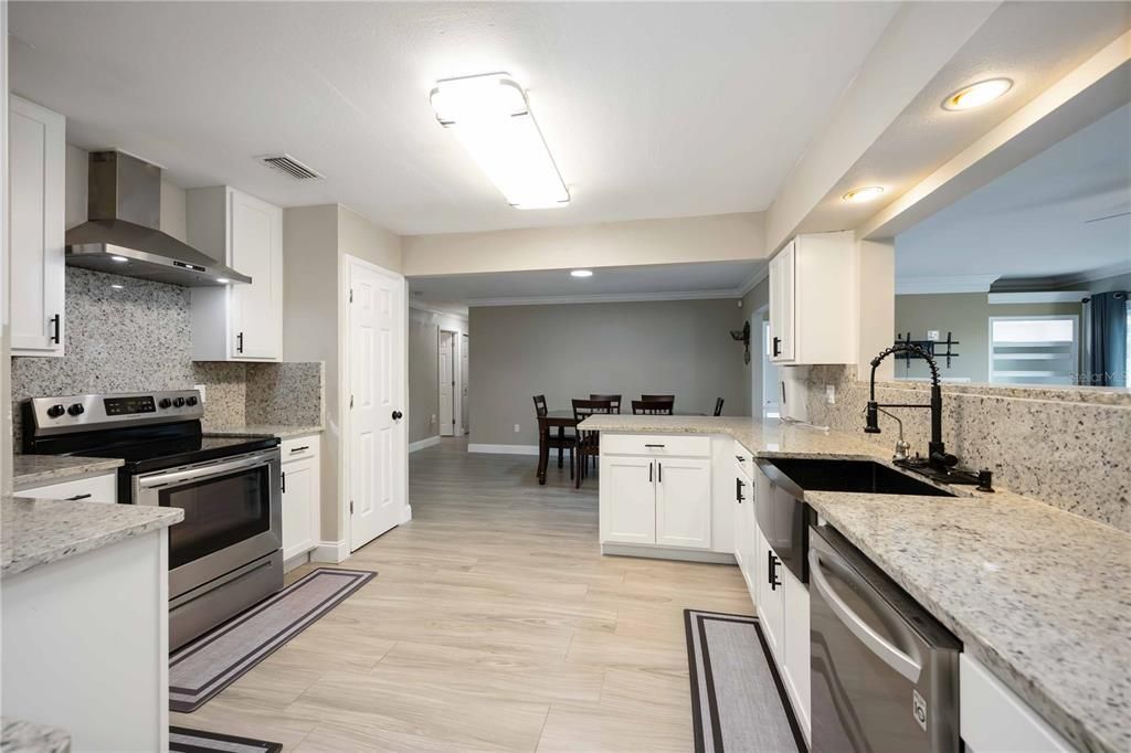 For Sale: $319,900 (3 beds, 2 baths, 1720 Square Feet)