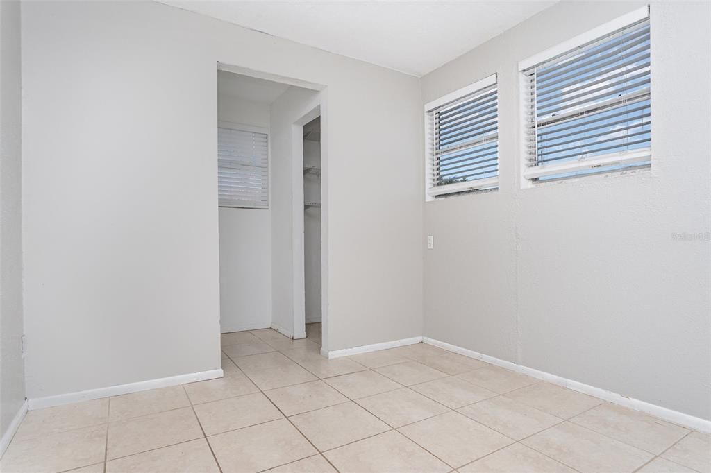 Active With Contract: $215,000 (2 beds, 1 baths, 868 Square Feet)