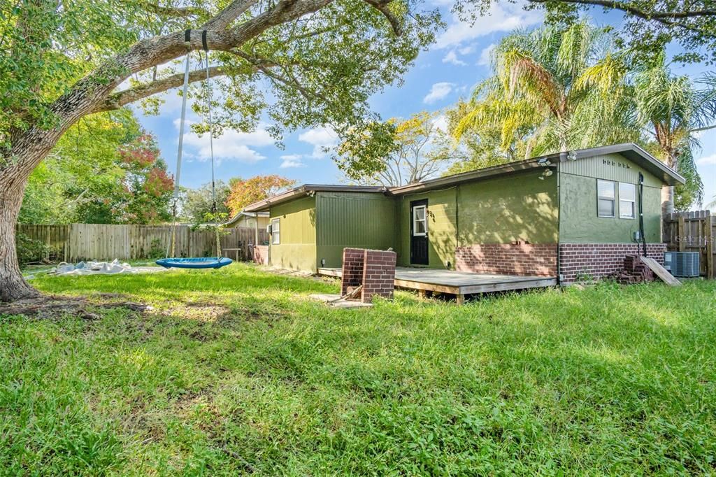 Active With Contract: $215,000 (2 beds, 1 baths, 868 Square Feet)