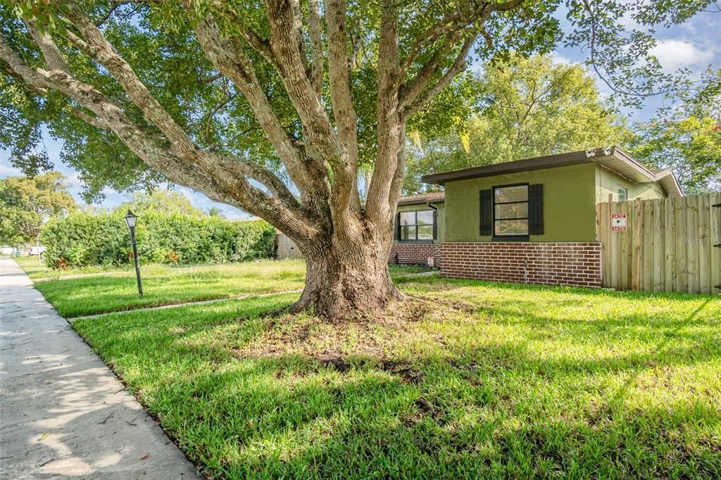 Active With Contract: $215,000 (2 beds, 1 baths, 868 Square Feet)