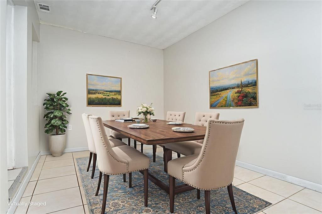 Active With Contract: $215,000 (2 beds, 1 baths, 868 Square Feet)