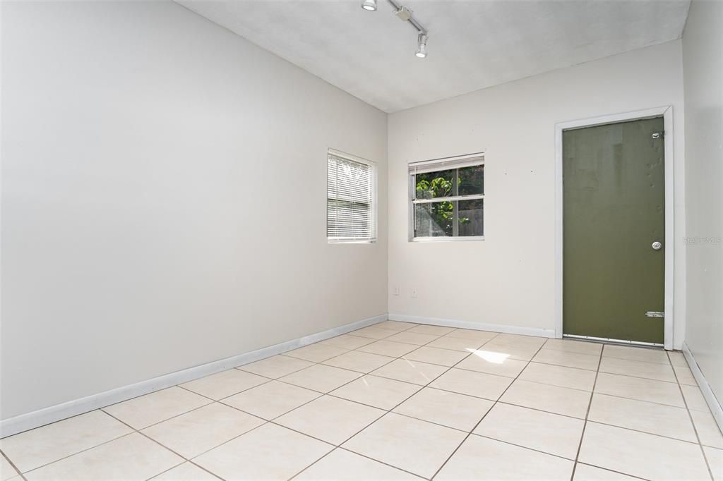 Active With Contract: $215,000 (2 beds, 1 baths, 868 Square Feet)