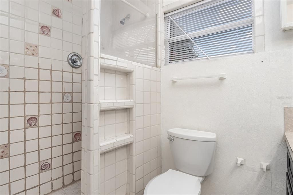 Active With Contract: $215,000 (2 beds, 1 baths, 868 Square Feet)