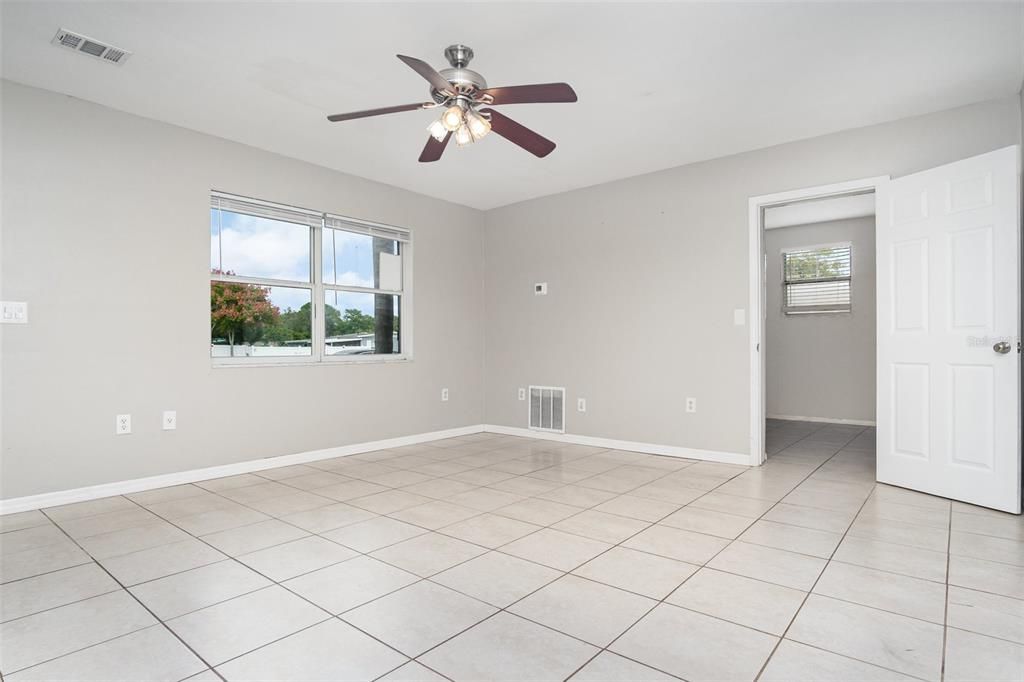 Active With Contract: $215,000 (2 beds, 1 baths, 868 Square Feet)