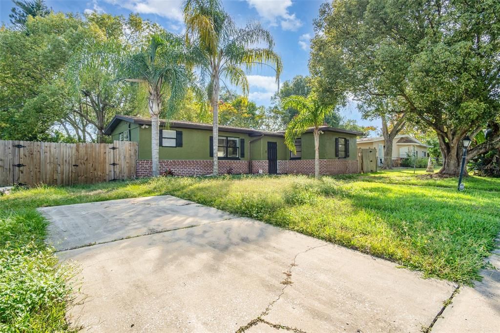 Active With Contract: $215,000 (2 beds, 1 baths, 868 Square Feet)